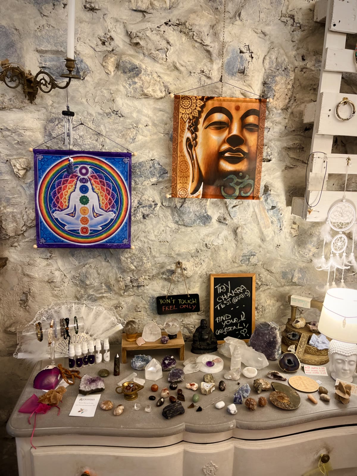 Esposizione di cristalli, gioielli e oggetti nel negozio Dharma