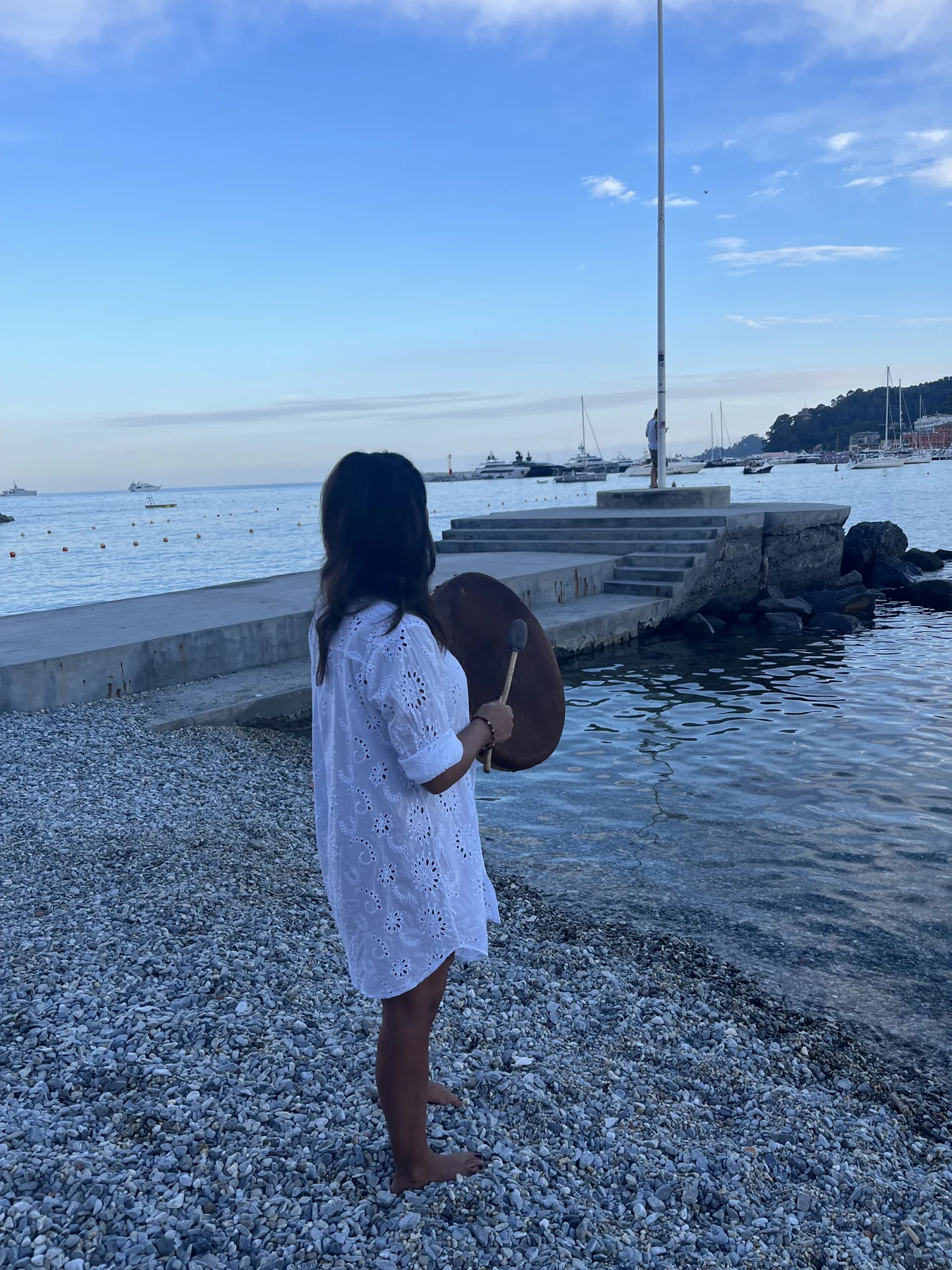 Stefania davanti al mare durante una pratica con il tamburo