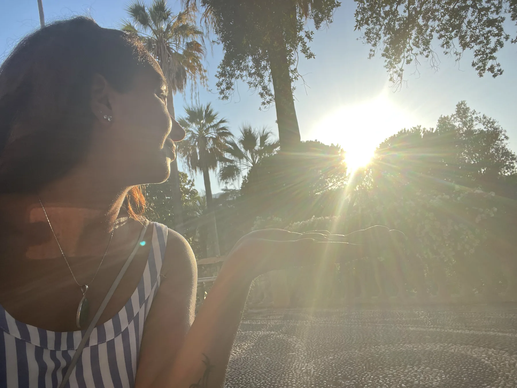 Ritratto di Stefania nella luce del sole tra gli alberi
