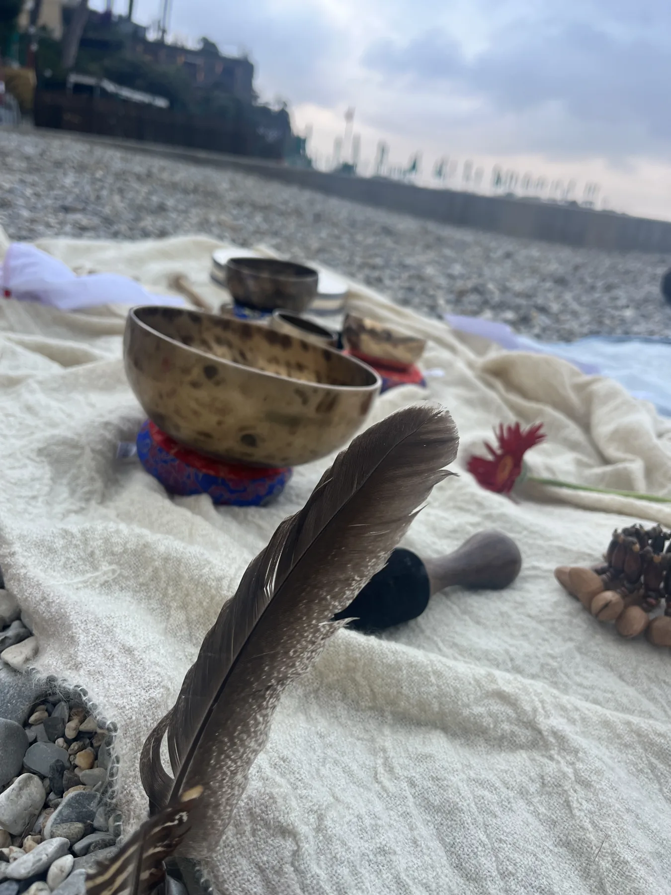 Strumenti e oggetti disposti per una pratica durante il retreat