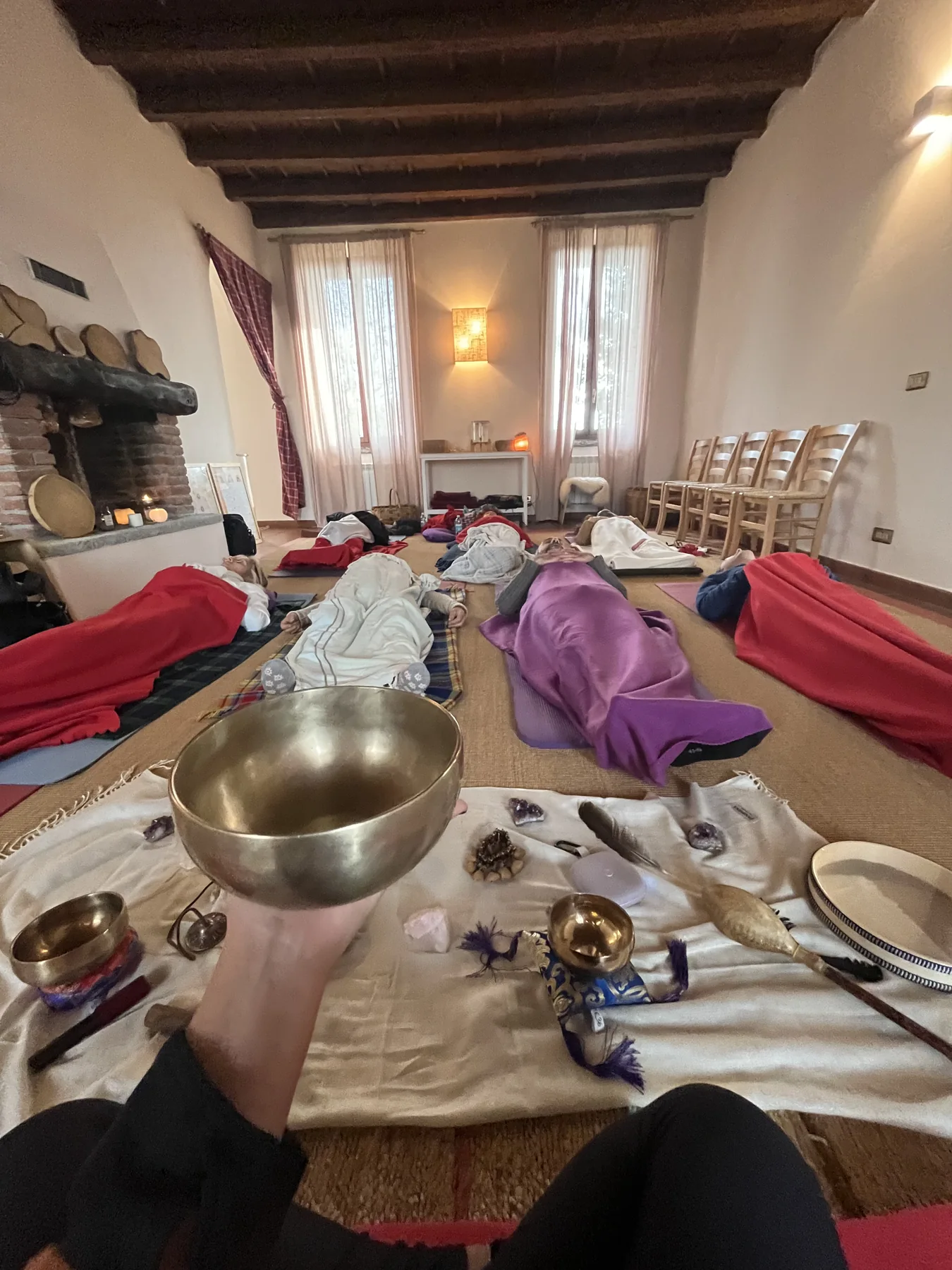 Partecipanti distesi nella sala di pratica del retreat