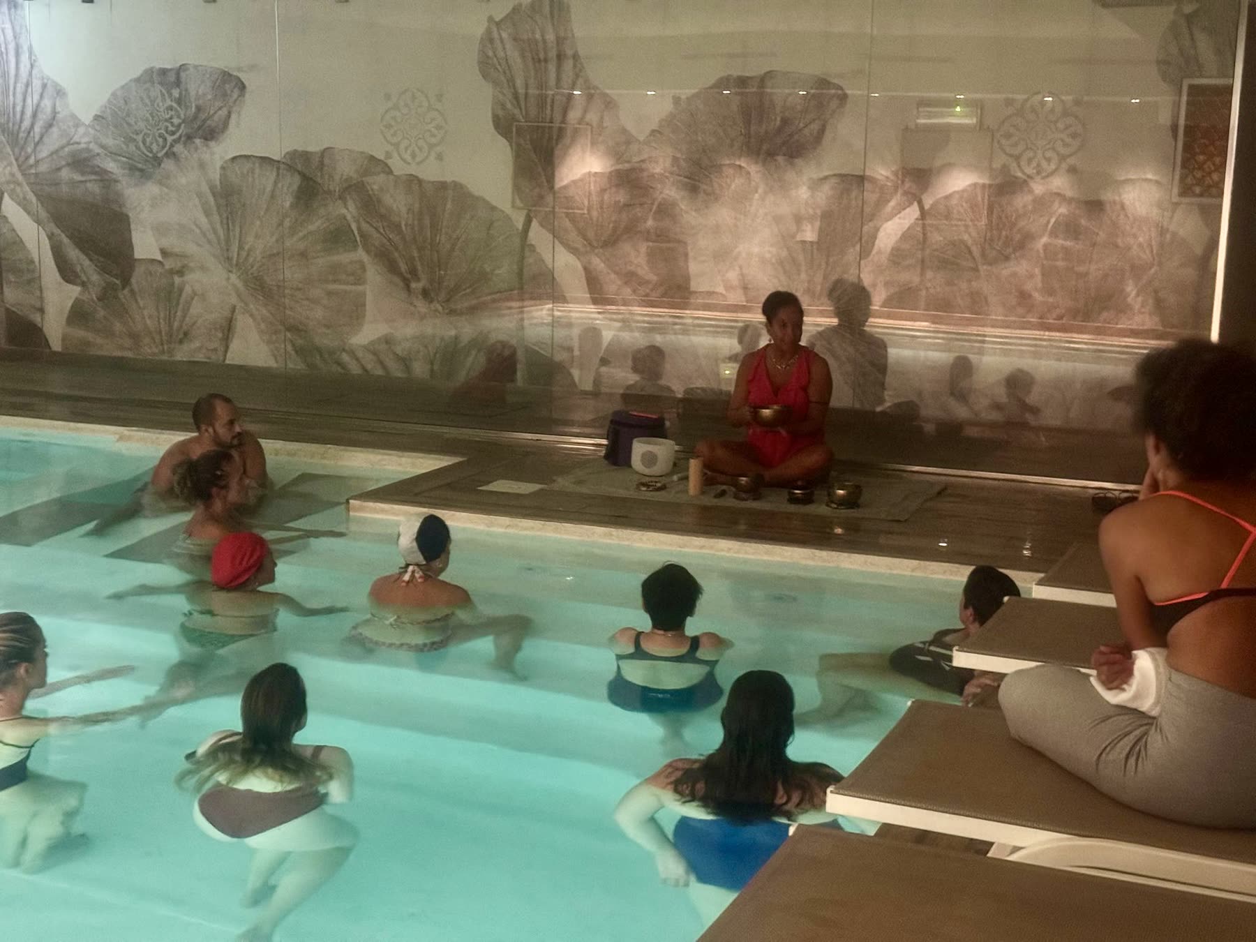 Partecipanti in piscina durante una pratica guidata del retreat