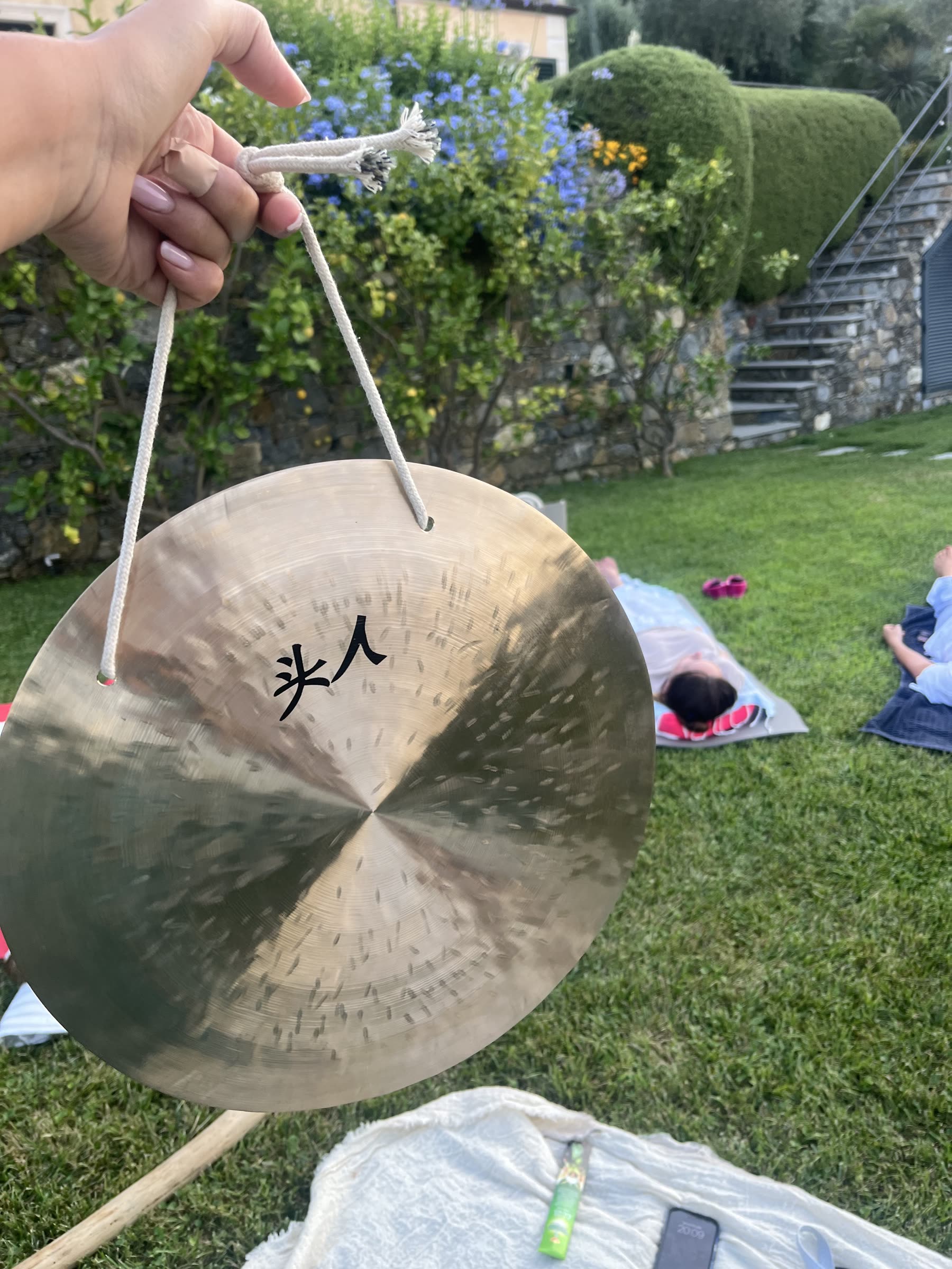 Un gong utilizzato durante una pratica sonora all’aperto