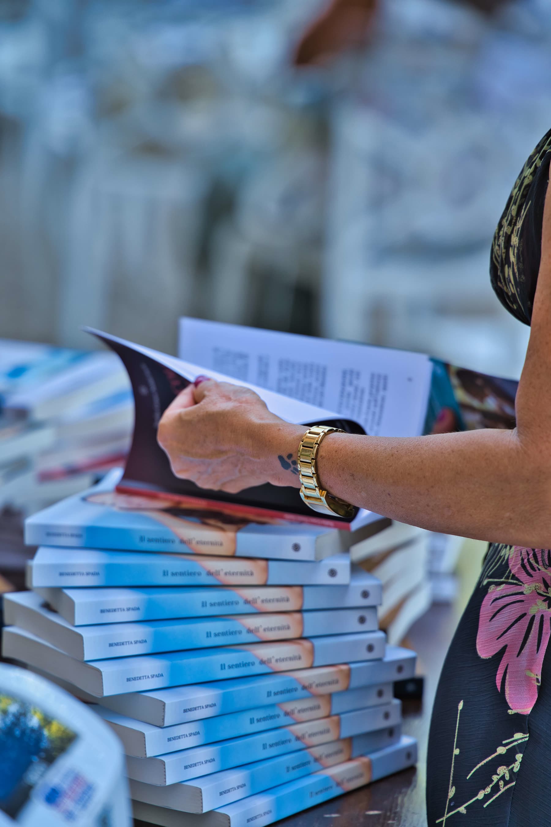 Una lettrice sfoglia un libro durante Santa Olistica