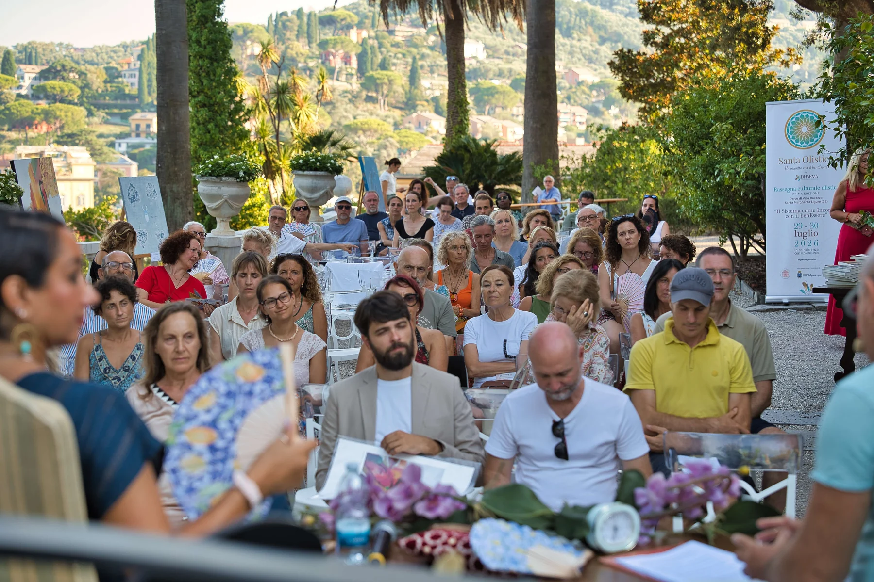 Il pubblico partecipa agli incontri di Santa Olistica a Villa Durazzo