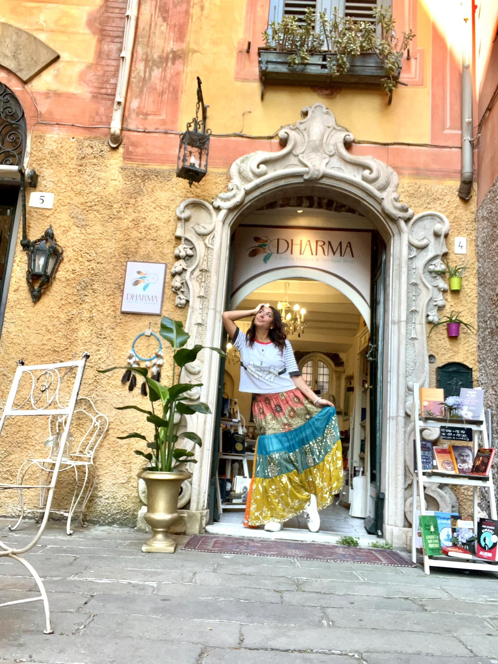 Stefania davanti all’ingresso di Dharma libreria olistica & spiritual shop a Santa Margherita Ligure