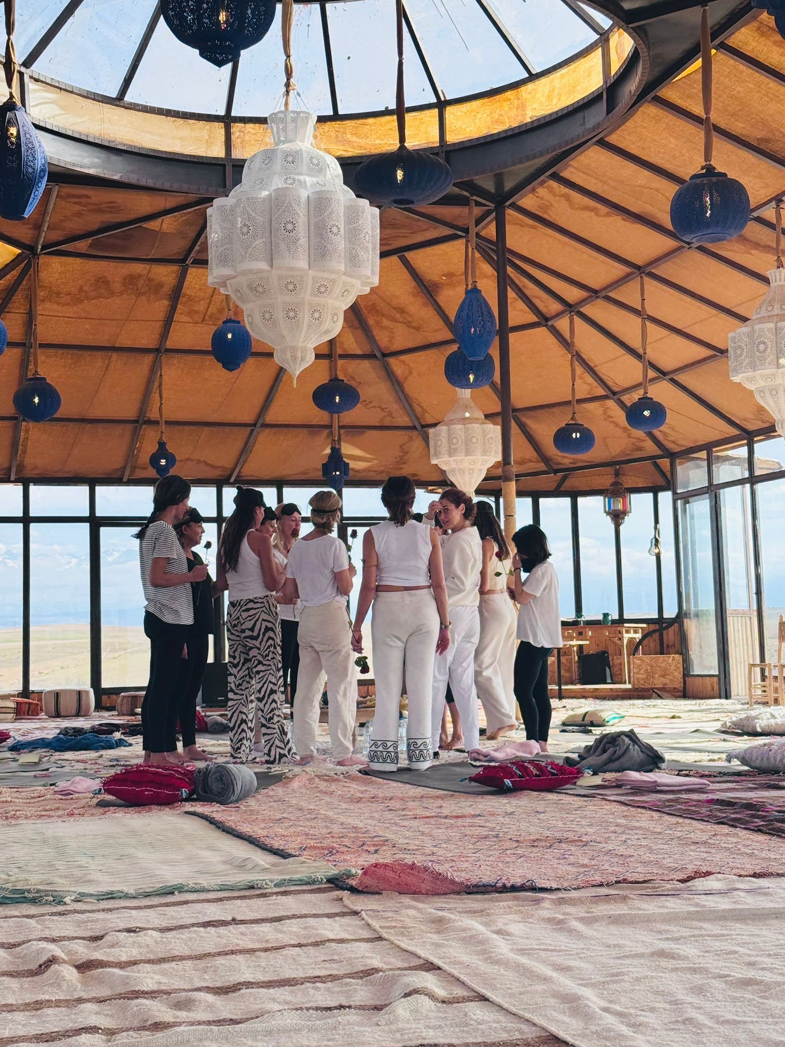 Un gruppo di partecipanti si incontra durante un retreat in uno spazio immerso nella natura