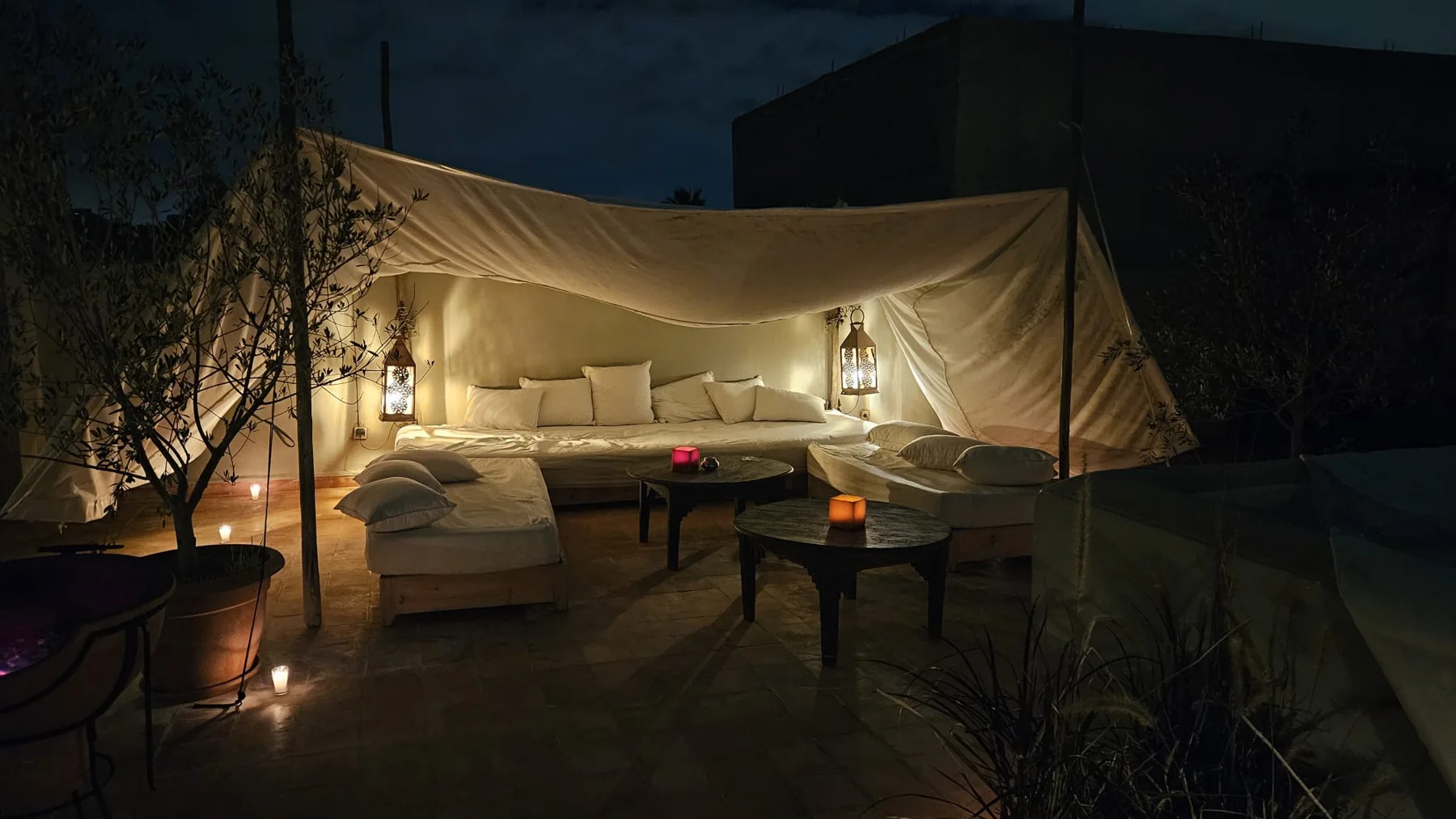 Spazio del retreat illuminato nella quiete della sera