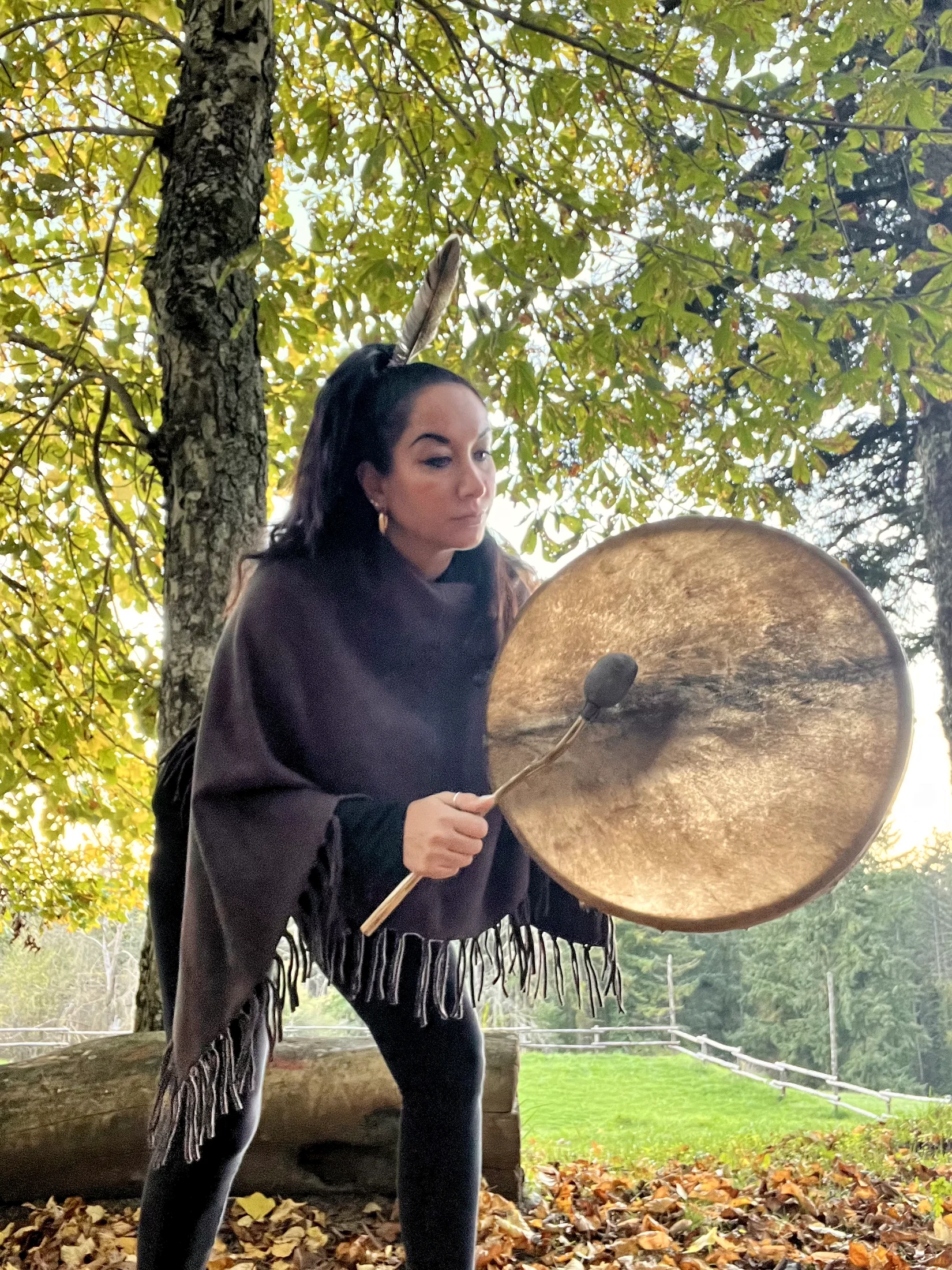 Stefania durante una pratica sonora nella natura
