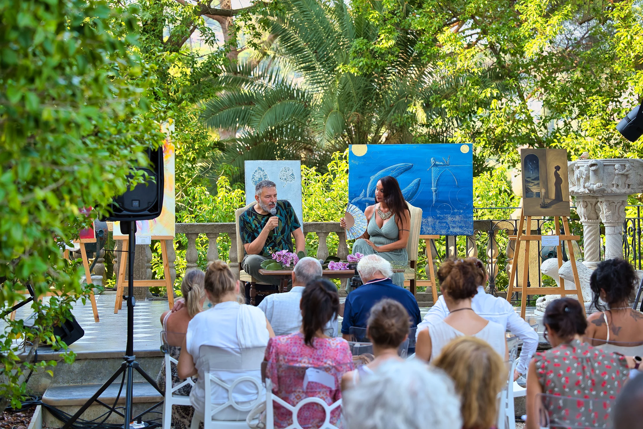 Stefania e un ospite dialogano davanti al pubblico di Santa Olistica