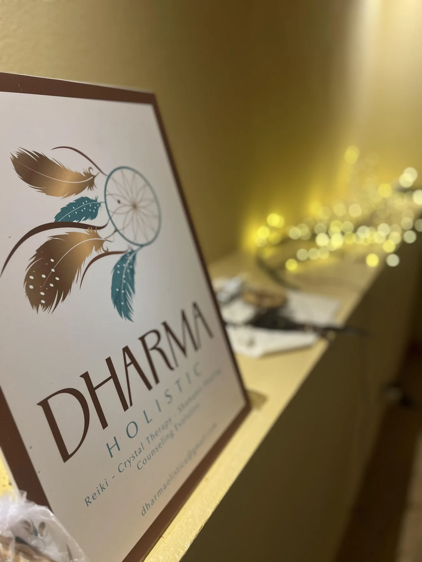 Dettaglio dello studio Dharma con il suo simbolo e le luci dell’ambiente