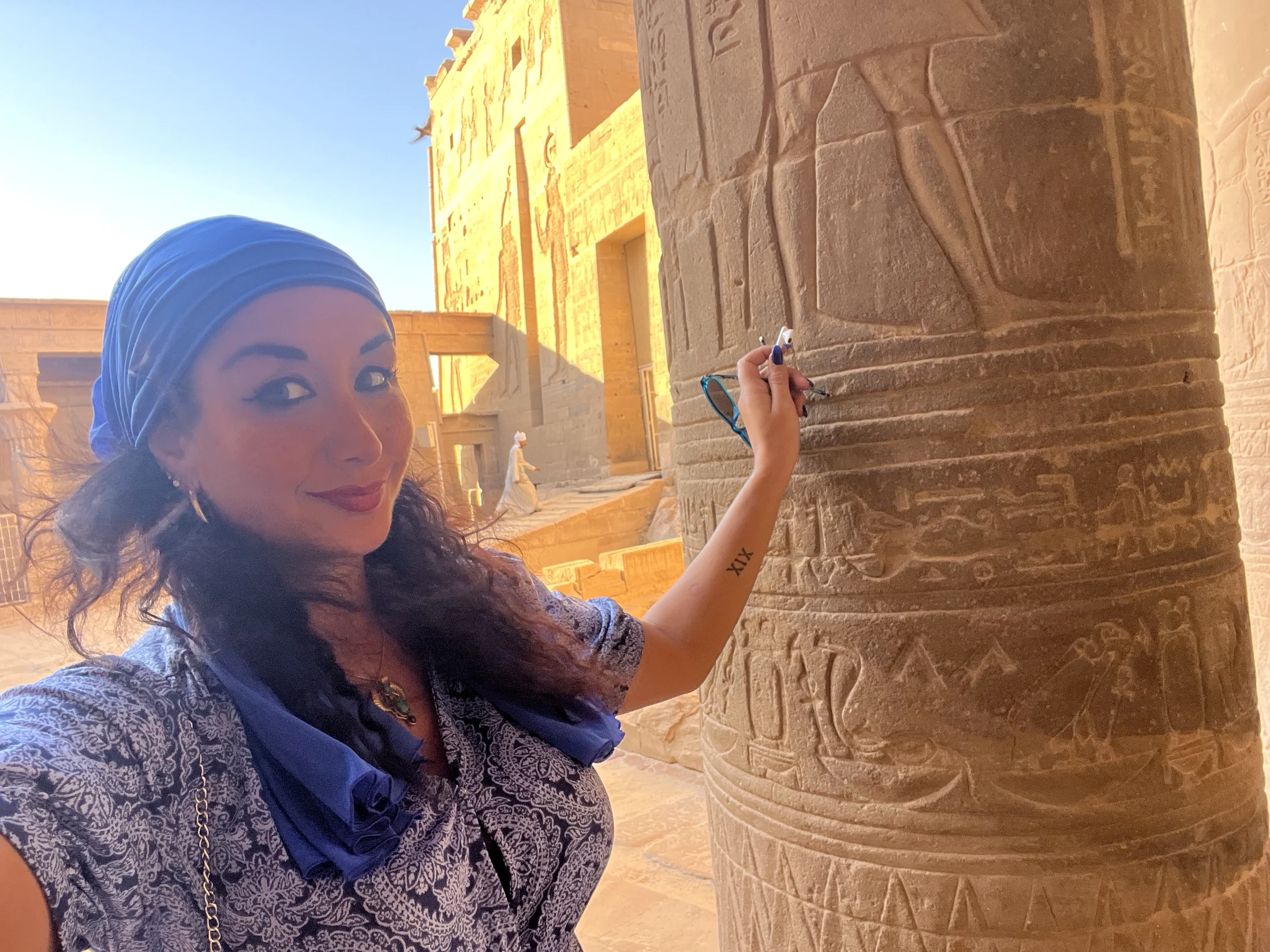 Stefania Nascimbeni accanto ai geroglifici di un tempio in Egitto